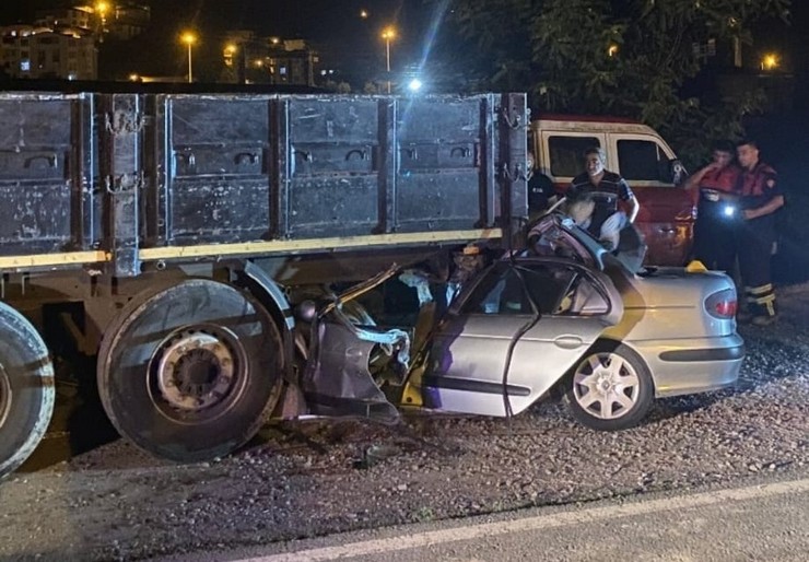 ordunun-unye-ilcesinde-otomobilin-park-halindeki-tira-carparak-altina-girdigi-kazada-surucu-hayatini-kaybetti-2.jpg