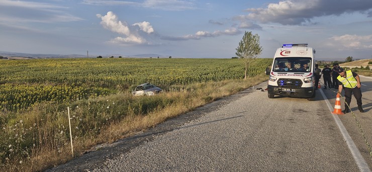 corumda-sarampole-devrilen-otomobildeki-2-kisi-oldu-2-kisi-yaralandi-6.jpg