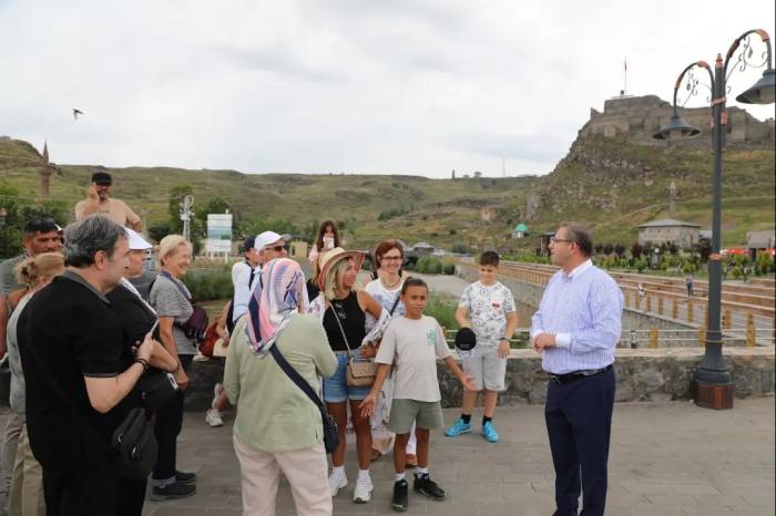 Kars Valisi Turistlere Rehberlik Yaptı