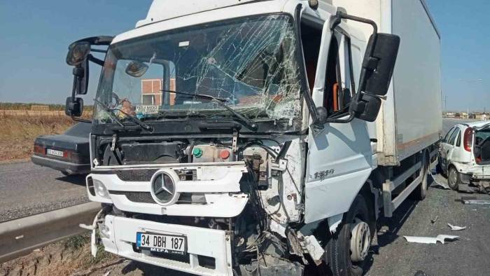 Babaeski’de 3 Aracın Karıştığı Kaza: 2 Kişi Yaralandı