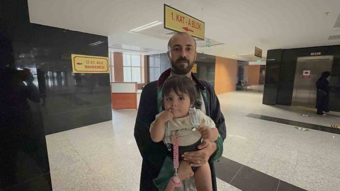Avukat Baba Duruşmalara Kucağında Bebeğiyle Girdi