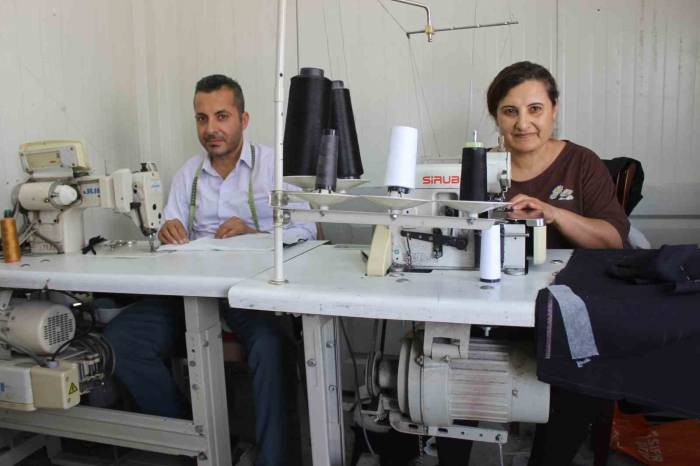 Depremin Yıkamadığı 30 Yıllık Terzi Kardeşler, Mesailerini Konteyner İş Yerinde Sürüdrüyorlar