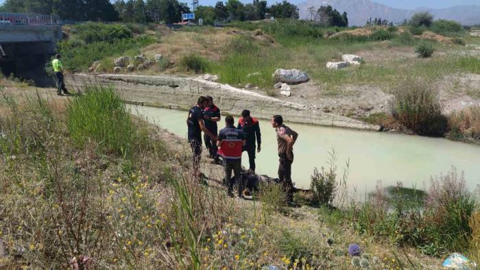Otomobil Su Kanalına Uçtu: Baba Ve Oğlu Hayatını Kaybetti