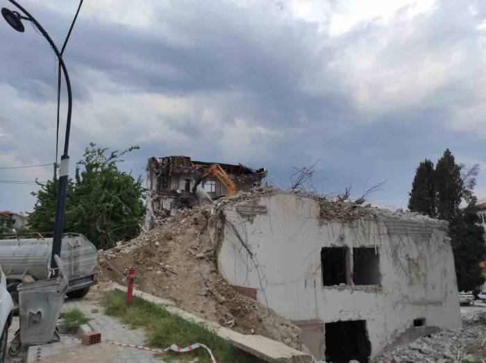 Selendi’de 46 Yıllık Hükümet Konağı Yıkılıyor