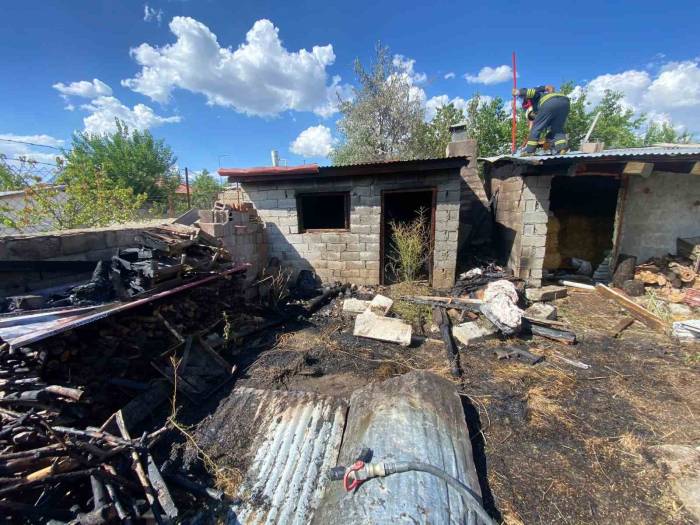 Müstakil Evde Çıkan Yangın İtfaiye Tarafından Söndürüldü