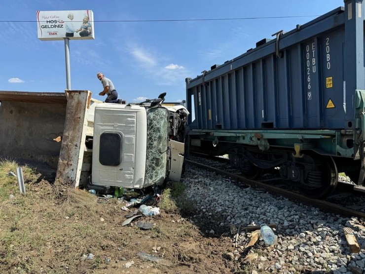 rize-plakali-hafriyat-kamyonu-yuk-treni-ile-carpisti-1-olu-3-yarali-1.jpg