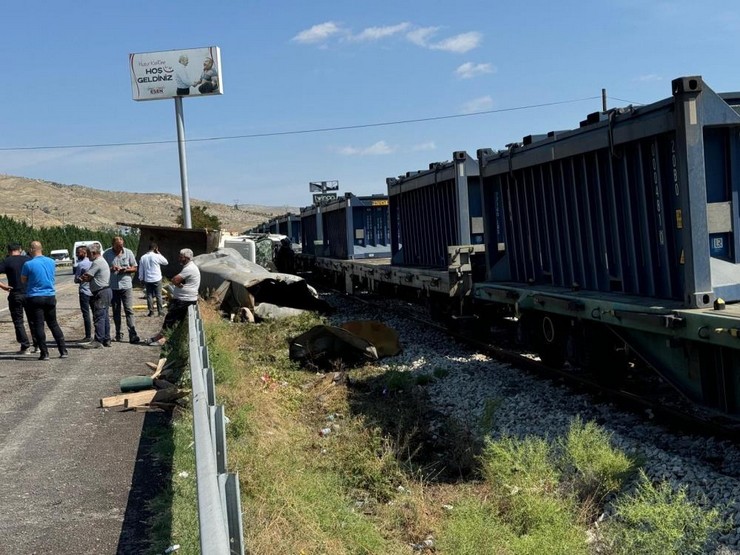 rize-plakali-hafriyat-kamyonu-yuk-treni-ile-carpisti-1-olu-3-yarali-5.jpg