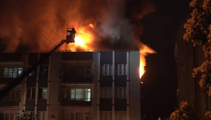 Bafra’da Ev Yangını: Çatı Katı Alevlere Teslim Oldu