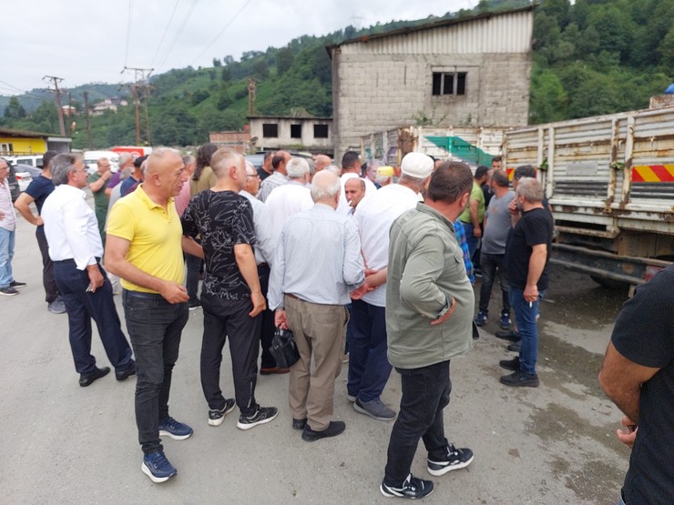 rizede-cay-ureticileri-yas-cay-taban-fiyatinin-altinda-cay-alan-ozel-sektor-fabrikalarini-protesto-etti-protesto-esnasinda-fabrika-calisani-1-001.jpg