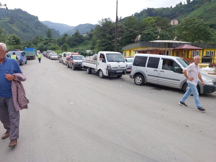 rizede-cay-ureticileri-yas-cay-taban-fiyatinin-altinda-cay-alan-ozel-sektor-fabrikalarini-protesto-etti-protesto-esnasinda-fabrika-calisani-5-001.jpg