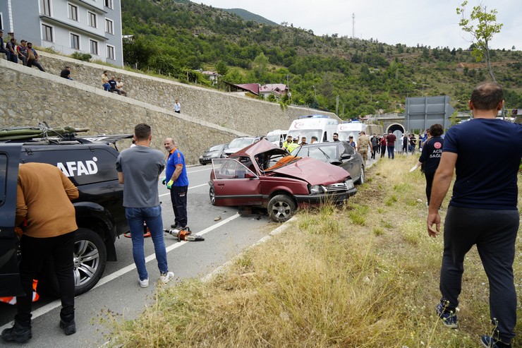 gumushanenin-torul-ilcesinde-meydana-gelen-trafik-kazasinda-bir-cift-oldu-2-kisi-de-yaralandi-2.jpg