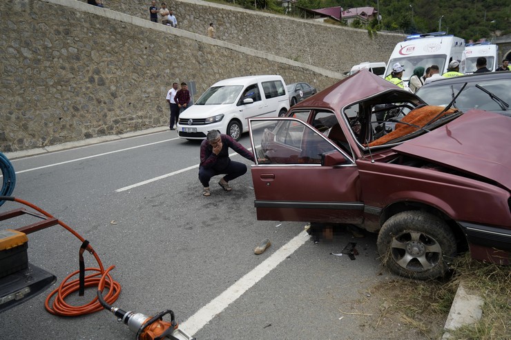 gumushanenin-torul-ilcesinde-meydana-gelen-trafik-kazasinda-bir-cift-oldu-2-kisi-de-yaralandi-4.jpg