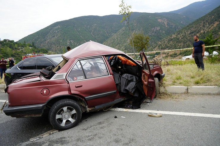 gumushanenin-torul-ilcesinde-meydana-gelen-trafik-kazasinda-bir-cift-oldu-2-kisi-de-yaralandi-5.jpg