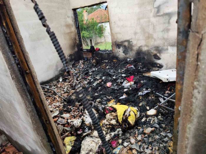 Seydikemer’de Alevlere Teslim Olan Ev Kullanılamaz Hale Geldi