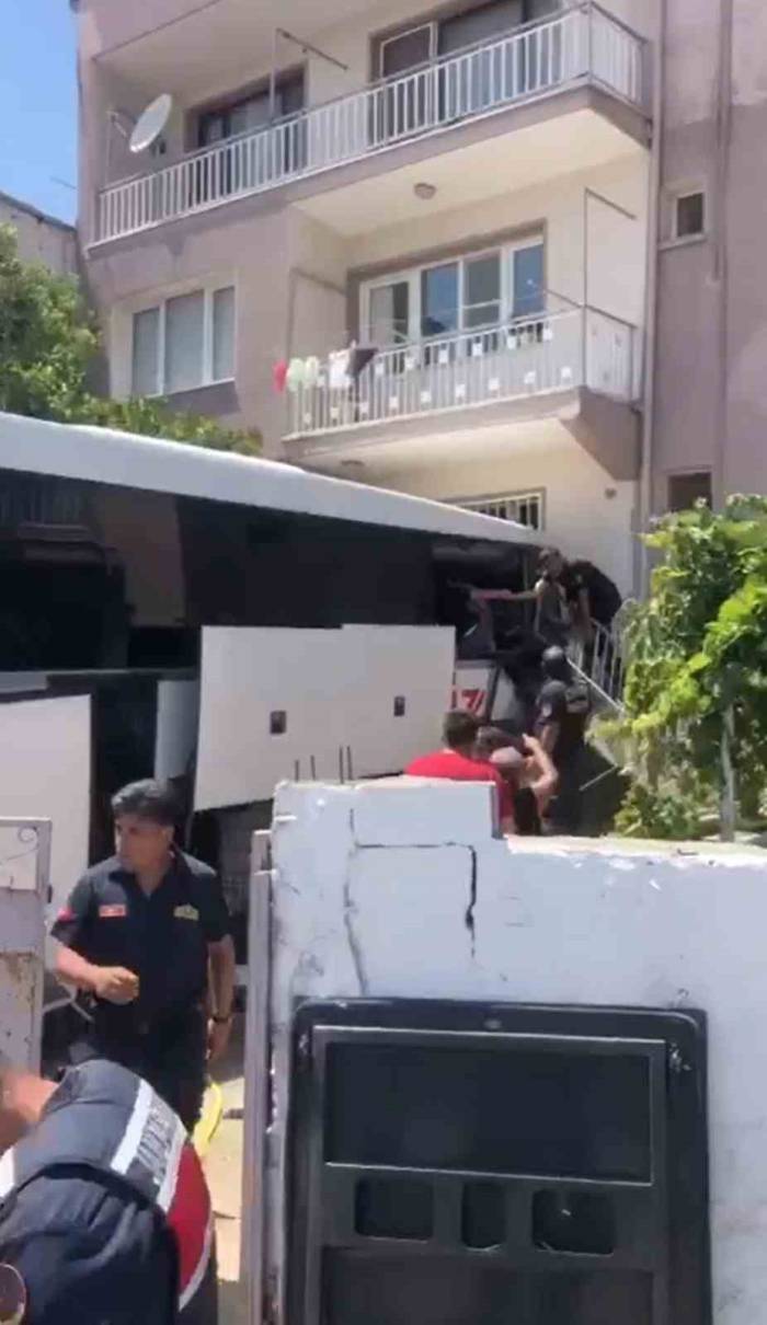 Milas-söke Karayolunda Kaza: Kontrolden Çıkan Otobüs Apartmanın Zemin Katına Girdi