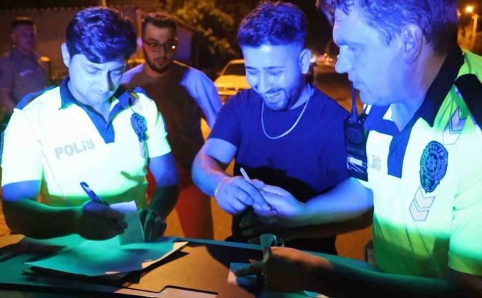 Ceza Yiyince Kahkahayla İmza Attı, Espri Yapıp Gülerek “Oh” Çekti