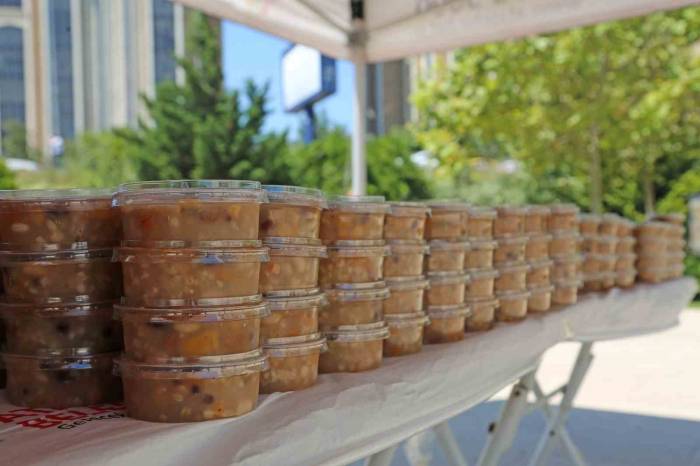 Ataşehir’de 35 Bin Kişiye Aşure İkramı