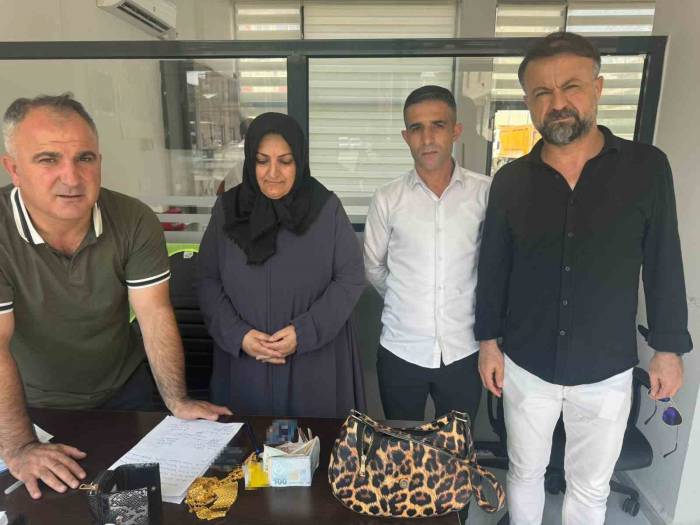 Batman’da Otobüste Unutulan Altın Sahibine Teslim Edildi