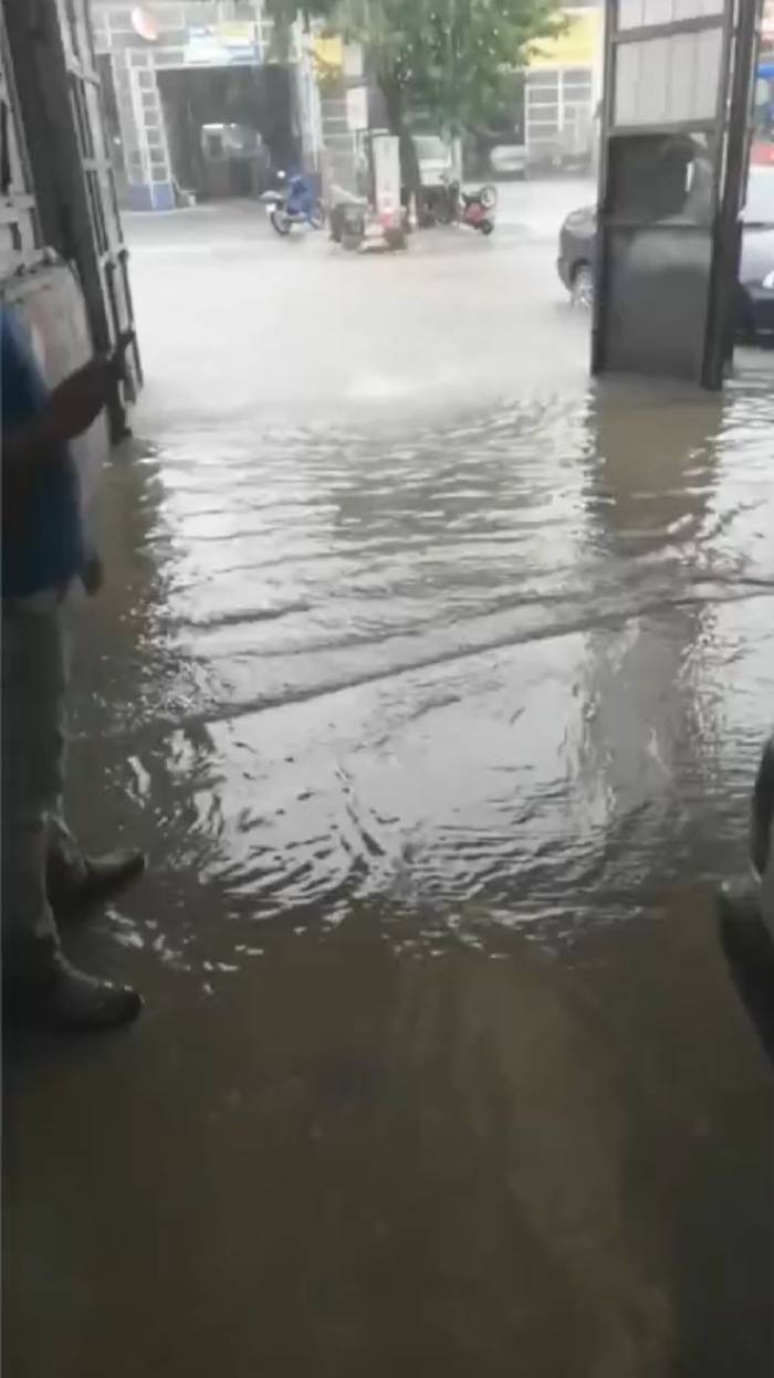 Bucak’ta Sağanak Yağış Etkili Oldu, İş Yerlerini Su Bastı