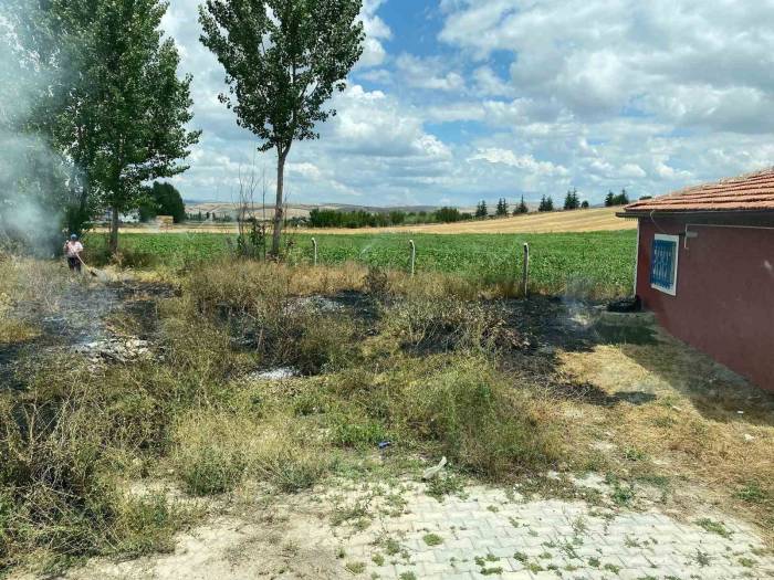 Boş Arsada Çıkan Yangın Korkuttu