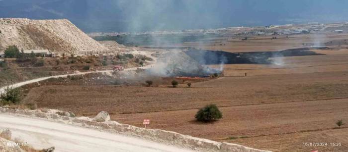 Ekili Arazide Çıkan Yangın İtfaiyenin Çabasıyla Söndürüldü