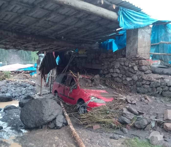 Pasinlerde Sel Yıktı Geçti