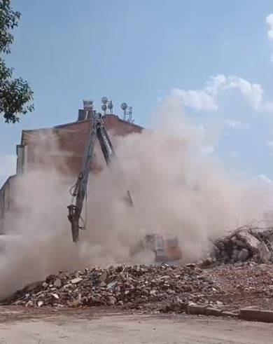 Hasarlı Bina Yıkımında Toz Arasında Kalan Operatör Yürekleri Ağza Getirdi