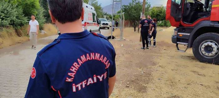 Çıktığı Elektrik Direğinde Akımına Kapıldı