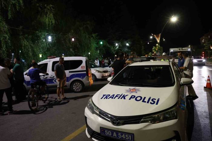 Hırsını Önce Aracın Tamponundan, Sonra Gazetecilerden Çıkarttı