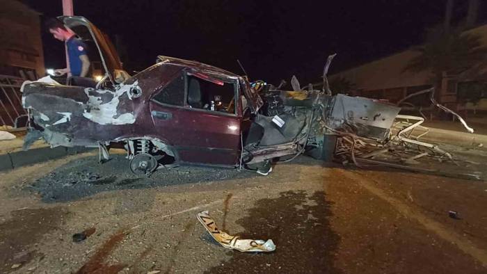 Otomobil Bariyerlere Çarptı: 1 Ölü, 2 Yaralı