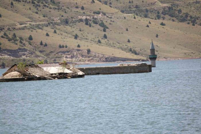 Sarıkamış’ta Baraj Suyu Çekildi