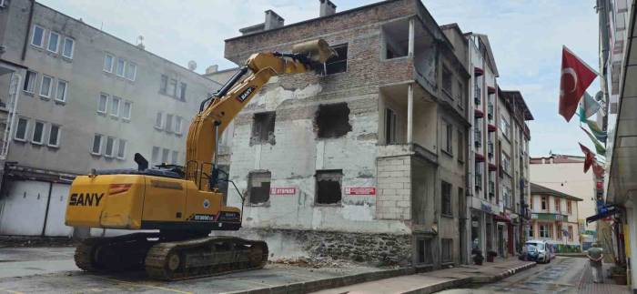 İlkadım’da Metruk Binalar Yıkılıyor