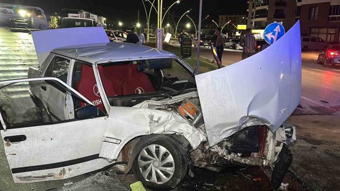 Uşak’ta İki Otomobil Çarpıştı: 2’si Çocuk 6 Yaralı