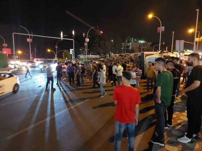 Batman’da Odun Yüklü Kamyon Devrildi: 2 Yaralı