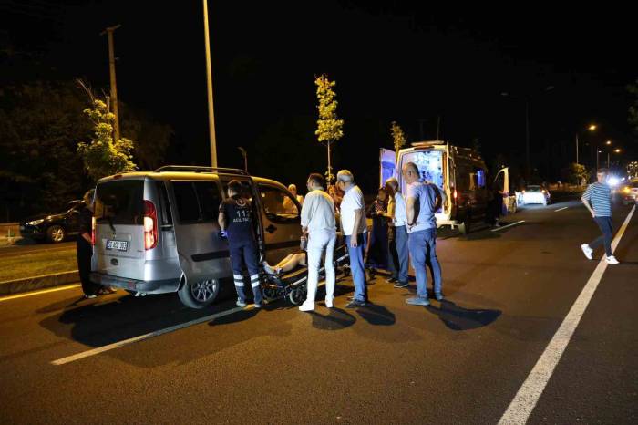 Köpeğe Çarpmamak İçin Duran Araca, Arakadan Gelen Araç Çaptı: 2 Yaralı