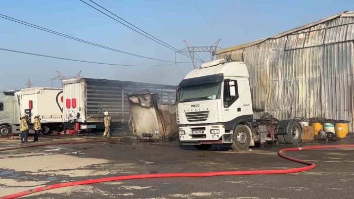 Ataşehir’de 2 Tır Dorsesi Ve 1 İş Yeri Küle Döndü
