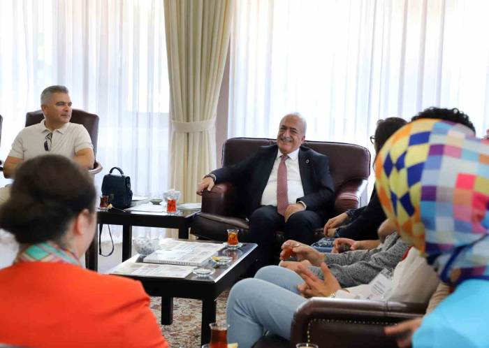 Atatürk Üniversitesinde Buluşan Öğrenciler, Rektör Çomaklı’yı Ziyaret Etti