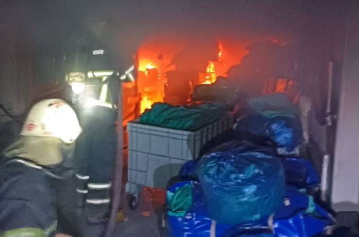 Kuru Temizleme Dükkanında Çıkan Yangın İş Yerini Küle Çevirdi