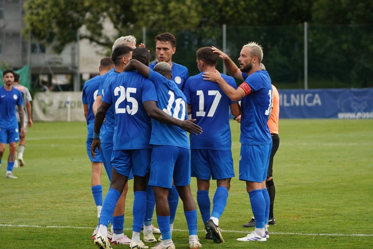 aykur-rizespor-hazirlik-macinda-avusturya-temsilcisi-fc-klagenfurtu-ilk-yarida-kaydettigi-gollerle-2-1-yendi-15.jpg