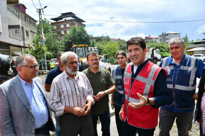 Başkan Kaya, Sağanak Yağışlar Sonrası Su Baskınları Yaşanan Mahallelerde İncelemede Bulundu