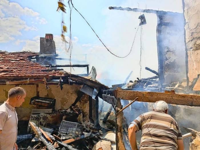 Aynı Köyde Bir Gün Arayla İki Yangın: 6 Ev Kullanılmaz Hale Geldi