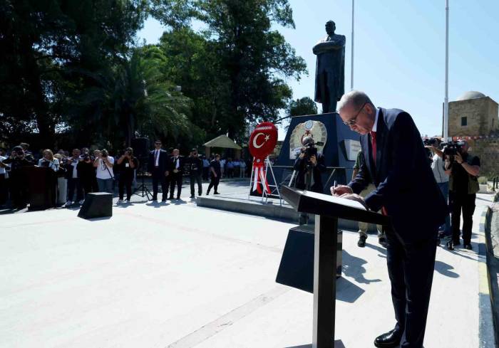 Cumhurbaşkanı Erdoğan, Atatürk Anıtı’na Çelenk Sundu