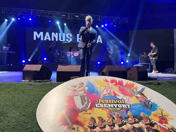 Esenyurtlular Manuş Baba Konseriyle Doyasıya Eğlendi