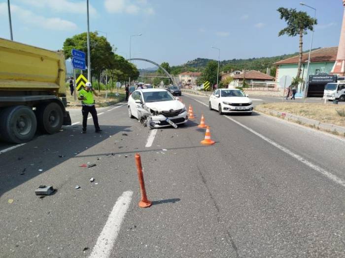 Otomobil İle Tır Çarpışırken, 1 Kişi Yaralandı