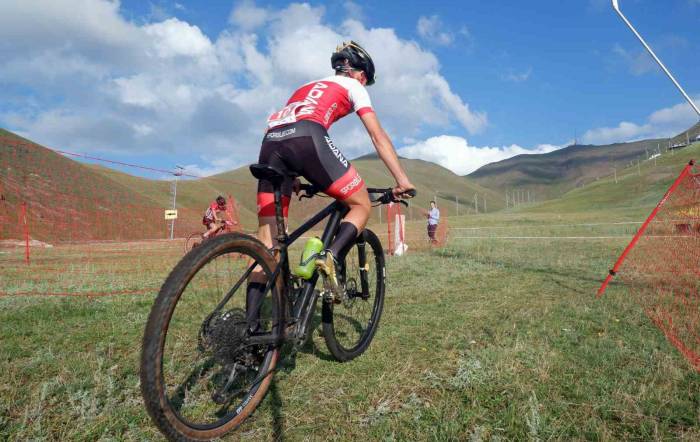 Pedallarını Palandöken’in Zirvesinde Çevirdiler