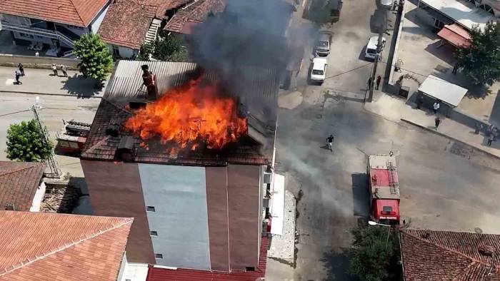 Çatı Yangınında Hızlı Müdahale Faciayı Önledi