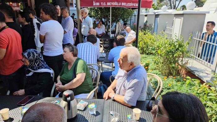 Chp Genel Başkanı Özgür Özel Beyoğlu Emekli Evi’ni Ziyaret Etti