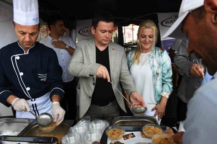 Başkan Aydın, Kazanın Başına Geçti Aşure Dağıttı