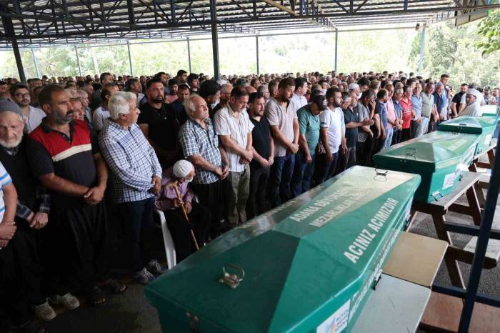 Göle Düşen Otomobilde Hayatını Kaybeden Aile, Gözyaşlarıyla Toprağa Verildi