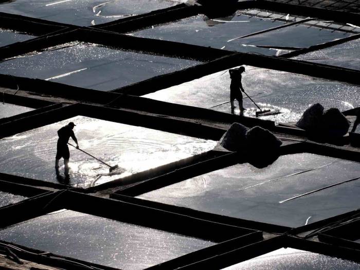 Evliya Çelebi’nin Övgüyle Bahsettiği Alanda 3 Bin Yıldır Su Ekip Tuz Üretiyorlar